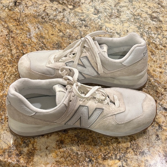 New Balance 574 Men’s Off-White and Gray Sneakers - Picture 3 of 6